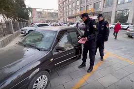 任城公安“拉车门”实验，一个小时竟然拉开七辆车图片