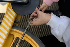 女童手指卡进车链，两名汉警快骑紧急破拆图片