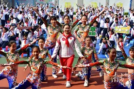 与冠军同行！杨伊琳走进广州中星小学分享体育故事图片