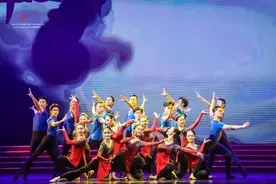 这场毕业晚会上，师生同台演出互道感恩与祝福图片