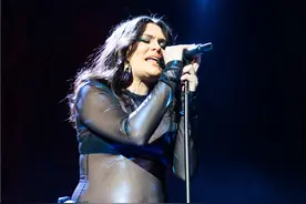 “结石姐”Jessie J伦敦开唱 挺孕肚不碍激情演唱图片