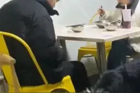 女子将饭店餐锅放地上喂狗，老板当场让其买下，网友……图片