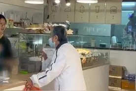 暖心！老奶奶买面包忘带钱 店员小姐姐边说边比划：我来付图片