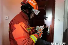 锅里炖着菜，人被锁门外，咋办？机智阿姨果断求助消防图片