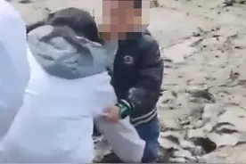 小男孩被困泥潭，两名大学女生徒手挖泥救人！辅导员：她们回来都没说图片