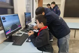 课后社团学什么？武汉这群小学生学起“开飞机”图片