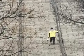 ​外卖小哥爬山送外卖？原来是误会 本人回应：我自己去玩的，没人点外卖图片