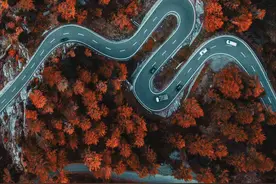 蜿蜒曲折的公路图片