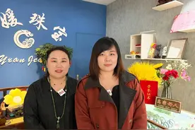 身边正能量|雨中帮老人推车女店主：孩子目睹全程，播下爱的种子图片