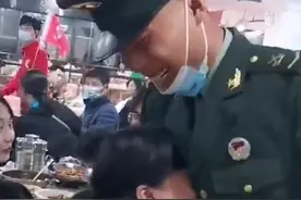 兵哥哥偷偷回家探亲，妈妈笑着笑着就哭了图片