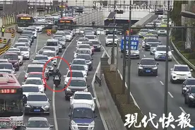 网友举报无牌摩托车频繁闯隧道，交警出击查处图片