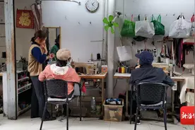 街角守艺人 | 海口有个5旬“改衣娘” 巧手妙艺缝补20多年为邻里做“佳衣”图片