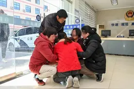 一个点赞引来关注 警方帮女子寻回失联20年的姐姐  妹妹：姐姐见到妈妈激动得跪下图片