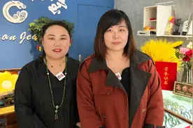 果然视频|雨中帮老人推车女店主：孩子目睹全程，播下爱的种子图片