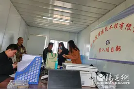 移动农行进工地 服务民工零距离图片