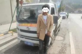 男子当交警面问制假者：我今年2月29日考的驾驶证咋查不着呢？图片