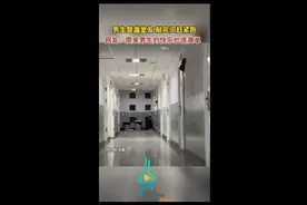 男生整蛊室友，敲完门赶紧跑，网友：原来男生的快乐也很简单图片