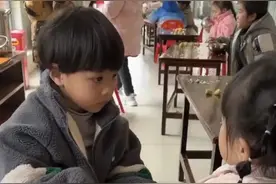 在家需要被喂饭的男孩在幼儿园竟主动给女孩喂饭，家长惊呆了图片