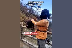 男子与峨眉山猴子“互殴”：练过自由搏击，大家别学我图片