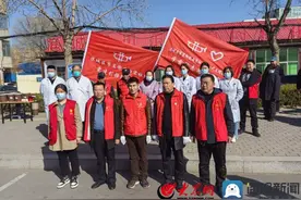 市东街道西宋社区：志愿服务摆摊赶大集 温暖送到群众心坎里图片