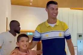 暖心！因地震失去父亲的叙利亚男孩受邀观赛，并和C罗拥抱+siu图片