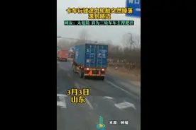 卡车行驶途中轮胎突然掉落滚到路边图片