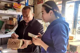 内蒙古六旬“快递爷爷”5年义务帮村民取快递超10万件图片