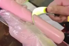 00后女护士下班后摆摊卖烤肠，3小时赚200多！当事人：只想多一份收入图片