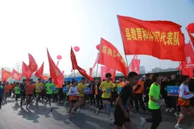 魅力沂蒙·美丽乡村迷你马拉松分站赛平邑站鸣枪开跑图片