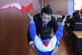 “我可以抱你么？”图片