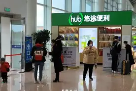 充1680得3000？网友揭秘机场办卡骗局：VIP单次仅能用一张券，只便宜几十元图片