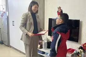 四川资阳一小学生捡16万元黄金首饰拾金不昧后续：各方送来多份助学“大礼包”图片