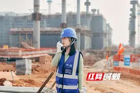 “她”力量｜杨帅：建筑工地上的“00后”塔吊女指挥图片