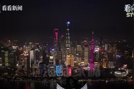 柔情绽放 上海陆家嘴地标建筑点亮粉红色灯光图片