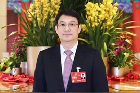 全国人大代表陈卫国：地面整平机器人精度达到毫米级图片