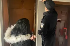 老人家中一面墙壁发黑 引起社区民警注意图片