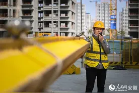 图片故事｜塔吊“姐妹花” 贡献城建“她”力量图片