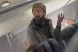 试图打开紧急舱门还拿勺子“劫机”，美国男子大闹飞机，或面临终身监禁图片