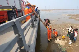 5人“赶海”遇涨潮被困滩涂 潍坊滨海消防紧急救援图片