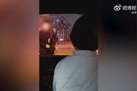 爸爸误碰别人车 “社牛”萌娃奶音道歉图片