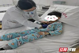 深夜独自带娃就诊，医生一举动让超人妈妈破防图片