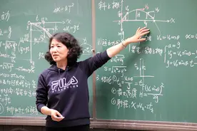 讲台上“闪闪发光”的女老师们图片