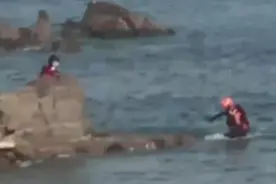 果然视频|忘记涨潮，一名女游客被困海中礁石上图片