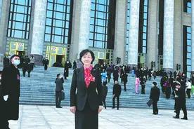 全国政协委员、民建中央财政金融委员会主任、
民建贵州省委会主委李瑶： 贵州：打造数字贸易为核心的
新型内陆自贸试验区图片
