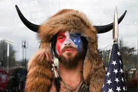 最新视频曝光！美国国会山骚乱，两名警察陪“牛头人”闯国会图片