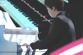 清华保洁阿姨穿晚礼服弹钢琴火了，人生角色没有固化的设定图片