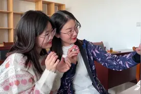 为她的微笑增添一抹颜色！德州：DIY古风口脂 一涂一抹间感受独特风姿韵味图片