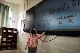 7岁女孩戴面罩上学，成为全班的“团宠”！真相太暖心图片