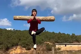 95后女孩自学功夫获赞“女版李小龙”：掌劈8块砖，手掀400斤轮胎图片