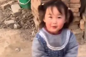 爸爸回老家接1个月没见面的女儿，孩子蹦蹦跳跳跑来迎接图片